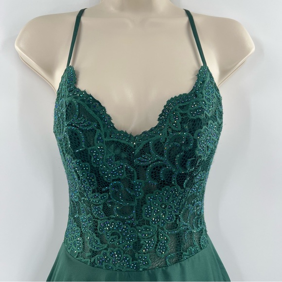 La Femme Dress/Gown Style 29760 in Emerald Green size 4 - Picture 5 of 10